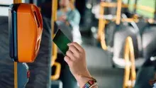 Un conductor de bus hauria venut targetes fraudulentes